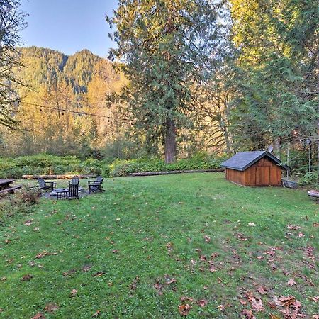 Custom Riverfront Log Home near Stevens Pass! Gold Bar Eksteriør billede