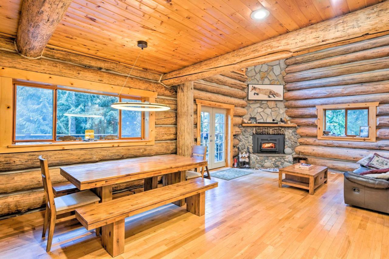 Custom Riverfront Log Home near Stevens Pass! Gold Bar Eksteriør billede