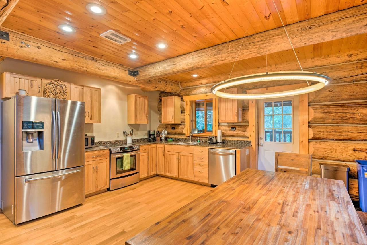 Custom Riverfront Log Home near Stevens Pass! Gold Bar Eksteriør billede