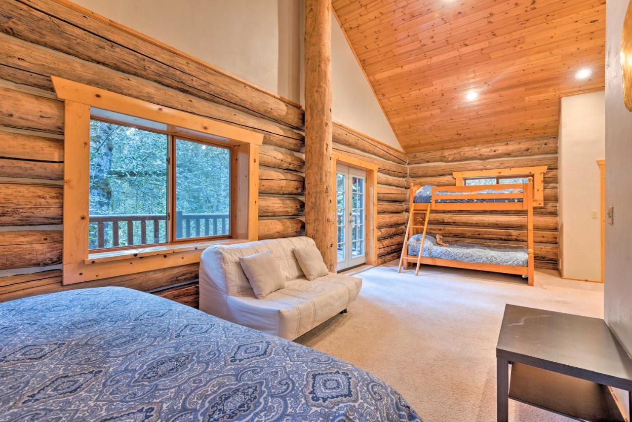 Custom Riverfront Log Home near Stevens Pass! Gold Bar Eksteriør billede
