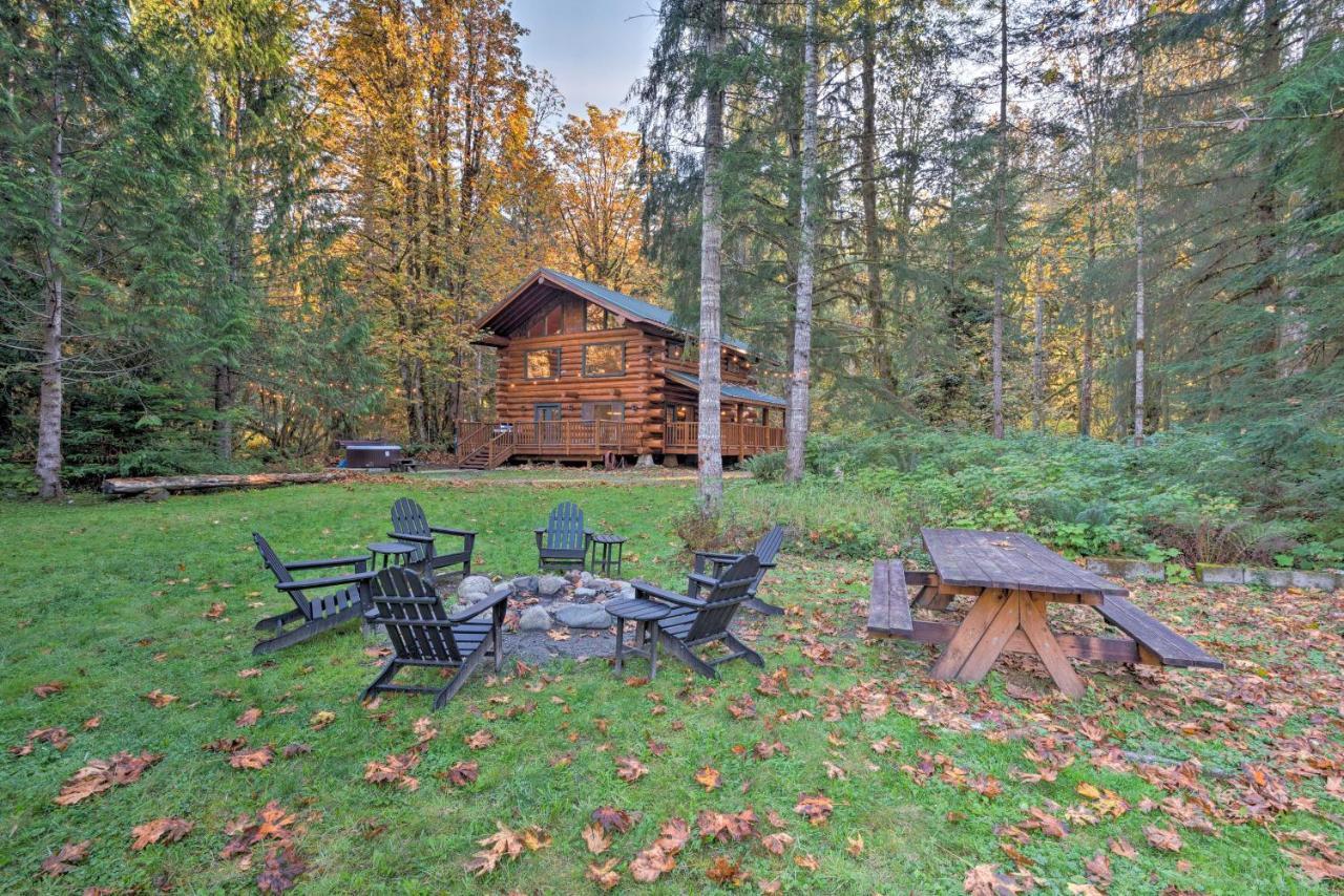 Custom Riverfront Log Home near Stevens Pass! Gold Bar Eksteriør billede