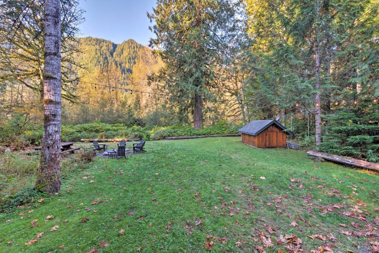 Custom Riverfront Log Home near Stevens Pass! Gold Bar Eksteriør billede