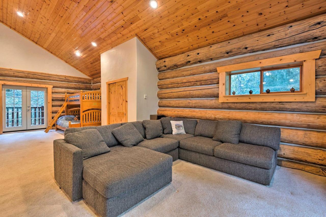 Custom Riverfront Log Home near Stevens Pass! Gold Bar Eksteriør billede