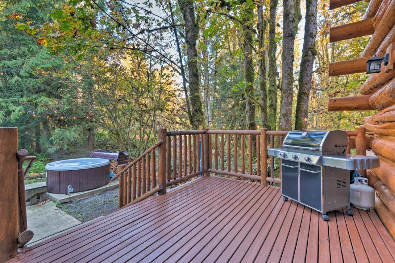 Custom Riverfront Log Home near Stevens Pass! Gold Bar Eksteriør billede