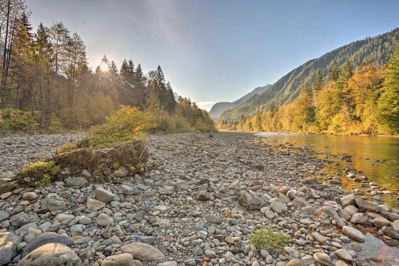 Custom Riverfront Log Home near Stevens Pass! Gold Bar Eksteriør billede