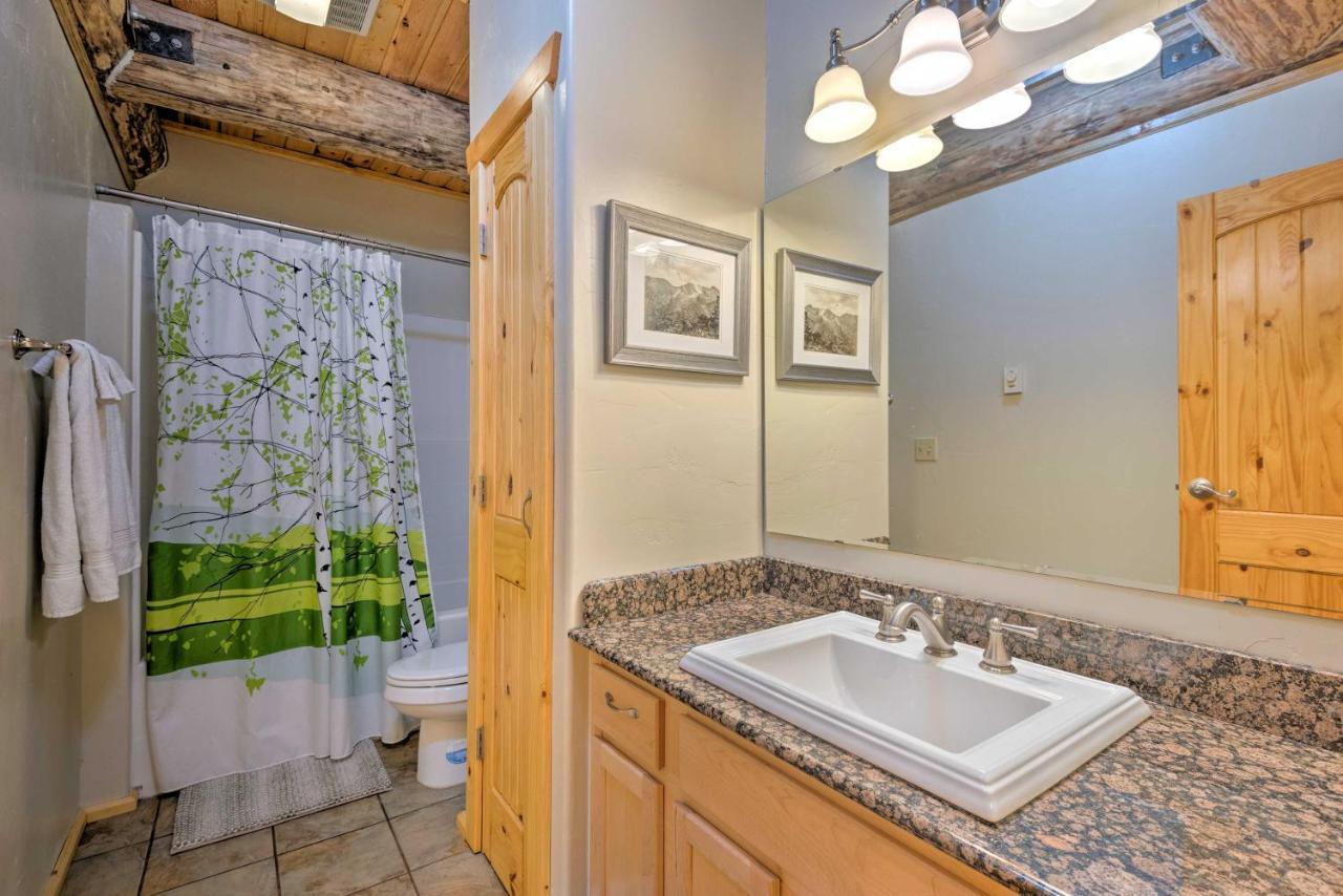 Custom Riverfront Log Home near Stevens Pass! Gold Bar Eksteriør billede