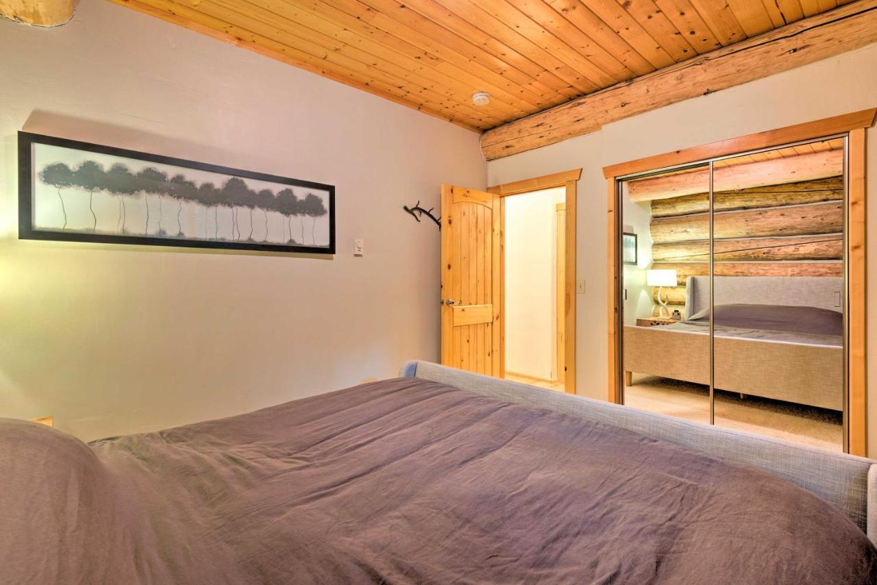 Custom Riverfront Log Home near Stevens Pass! Gold Bar Eksteriør billede