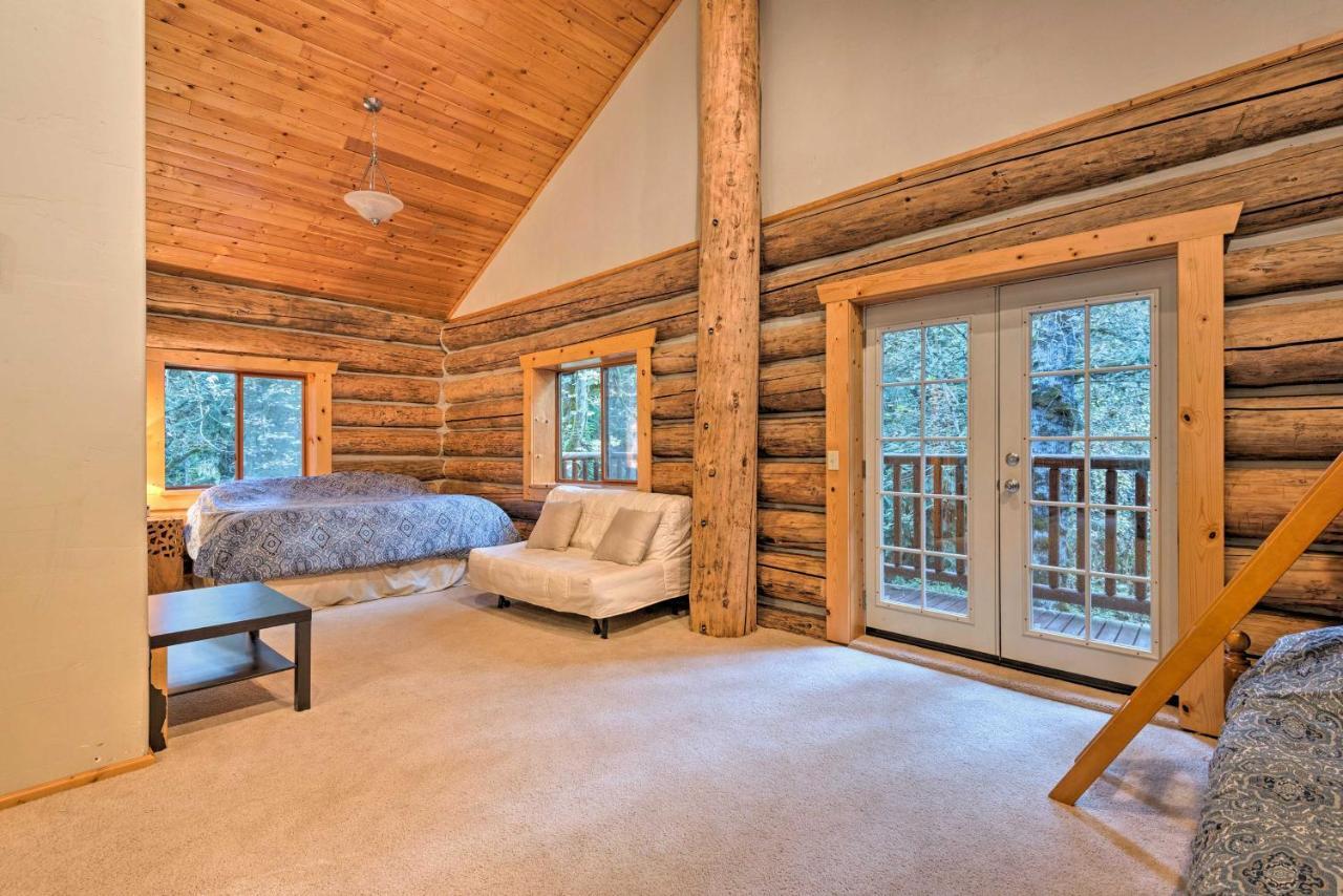 Custom Riverfront Log Home near Stevens Pass! Gold Bar Eksteriør billede