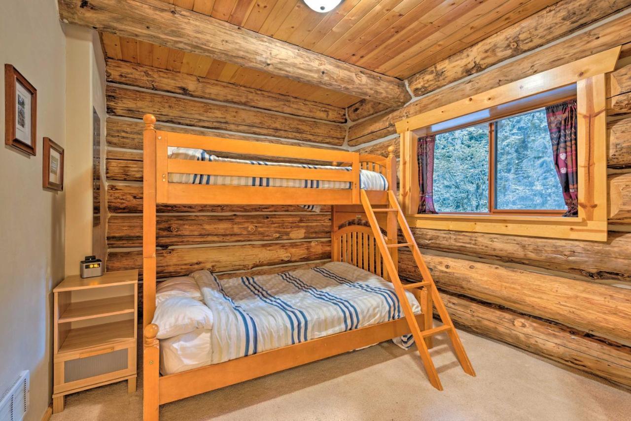 Custom Riverfront Log Home near Stevens Pass! Gold Bar Eksteriør billede